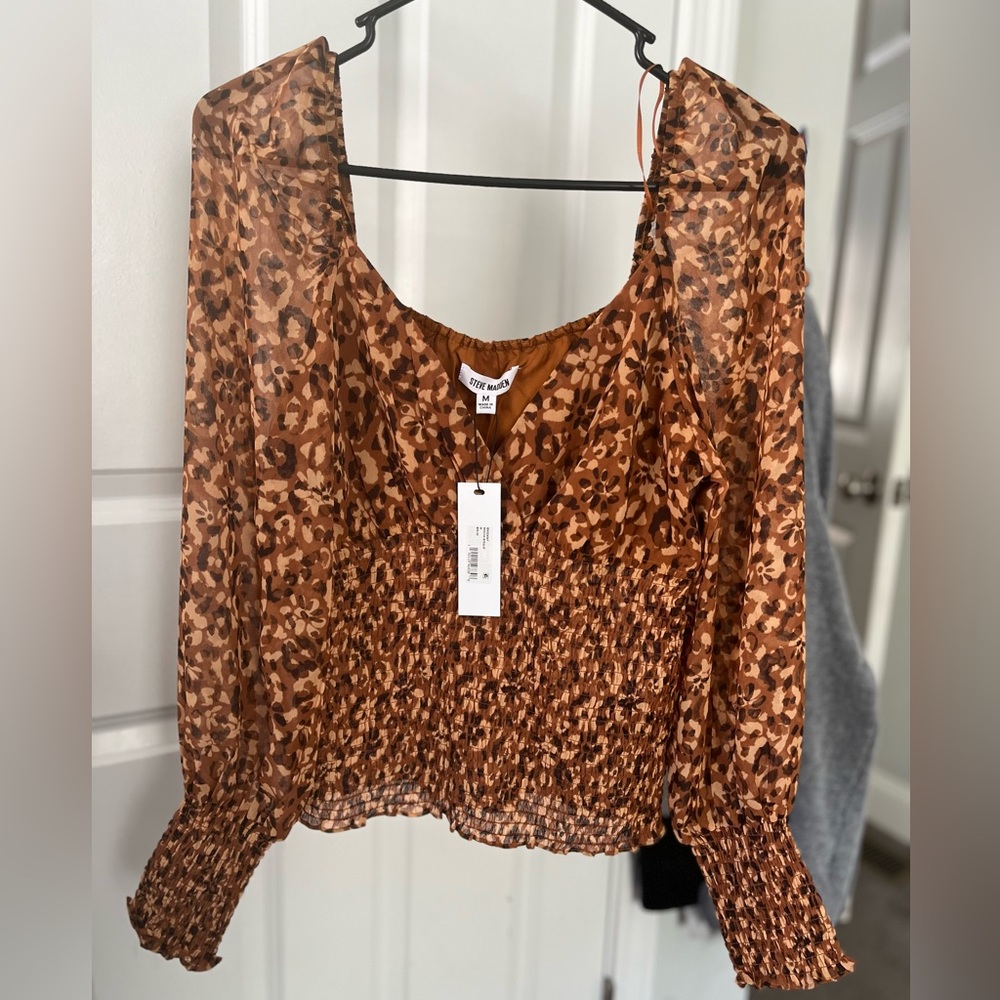 Brand new top multicolor with pretty details and sleeves!